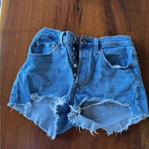 size 27 levi 501 shorts